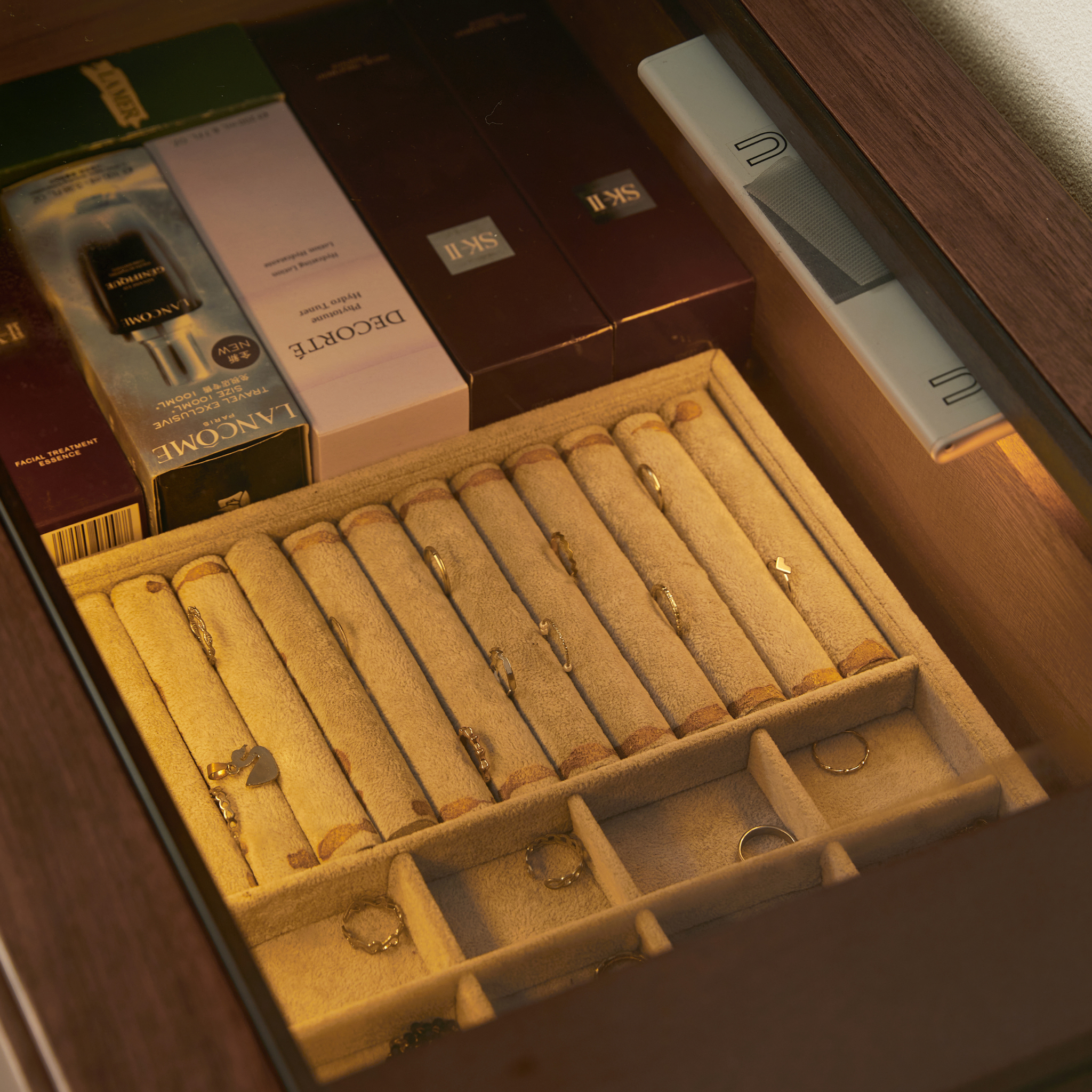 Linspire Vista Solid Wood Chest of 6 Drawers with Glass Top, American Black Walnut