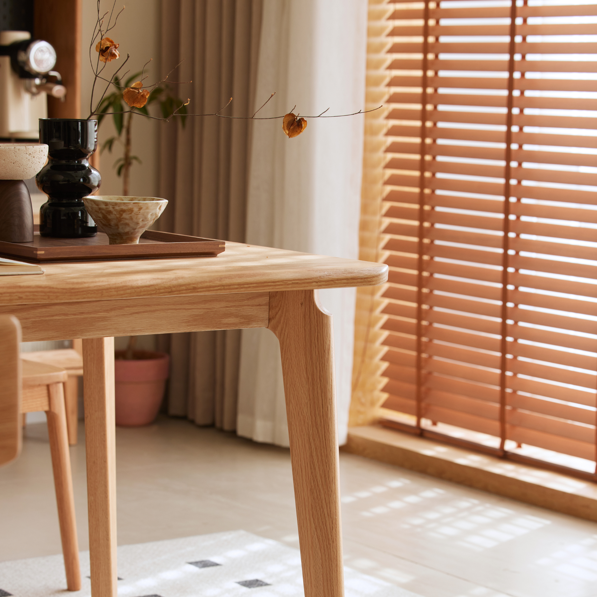 Solidwood Amber Dining Table, Oak