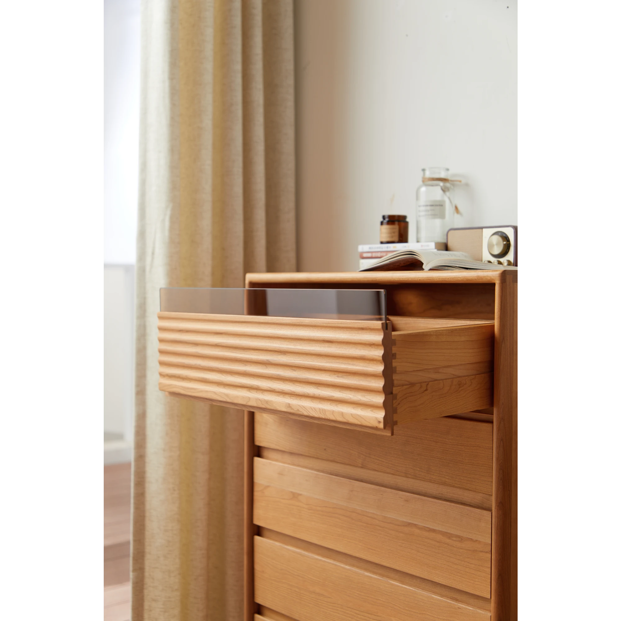 Linspire Flow Chest of 5 Drawers with Glass Top