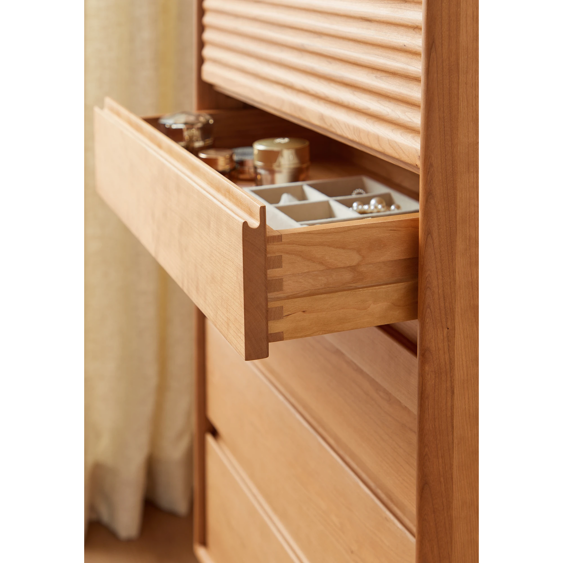 Linspire Flow Chest of 5 Drawers with Glass Top