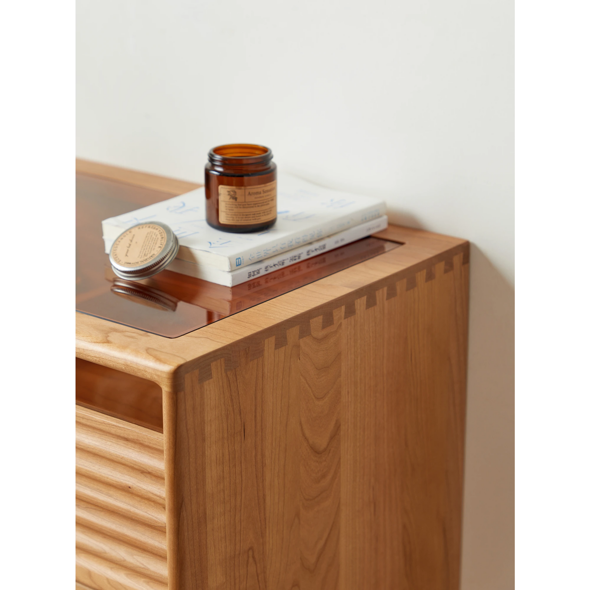 Linspire Flow Chest of 5 Drawers with Glass Top